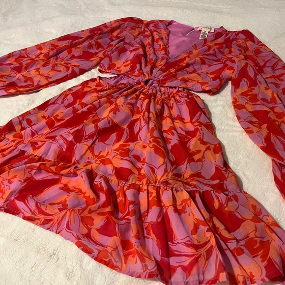 Super cute flows dress, floral and fun to wear to parties and events. - Picture 6 of 6